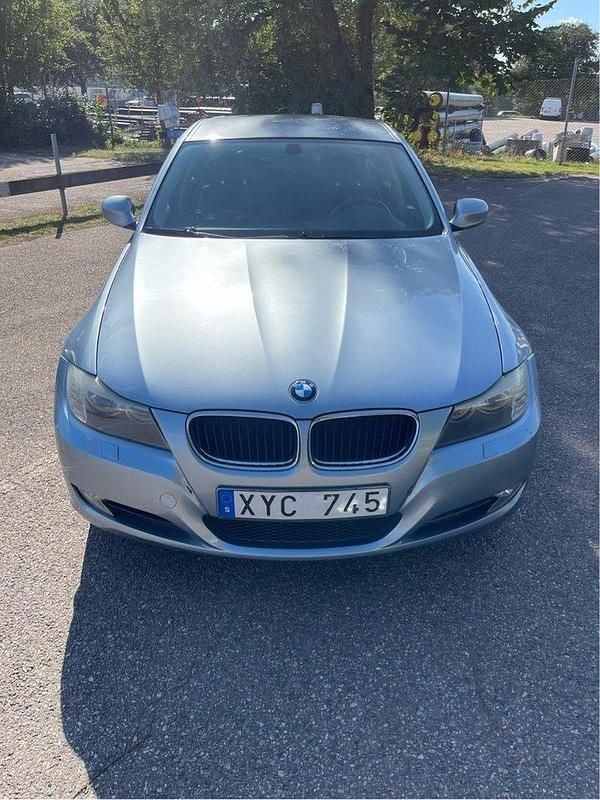Blå Begagnad 2009 BMW 318 Sedan | 64 900 kr (Marknadspris) - Bild 1/4