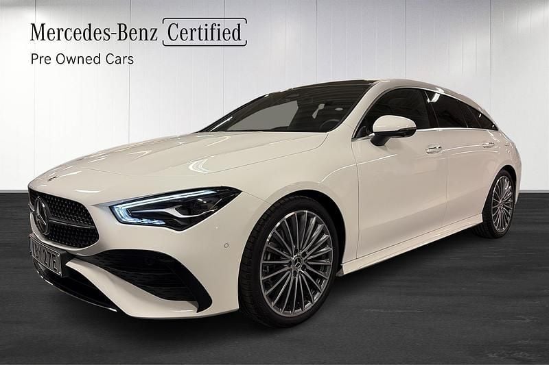 Vit Begagnad 2024 Mercedes CLA200 Shooting Brake AMG Kombi | 379 000 kr (Marknadspris) - Bild 1/4