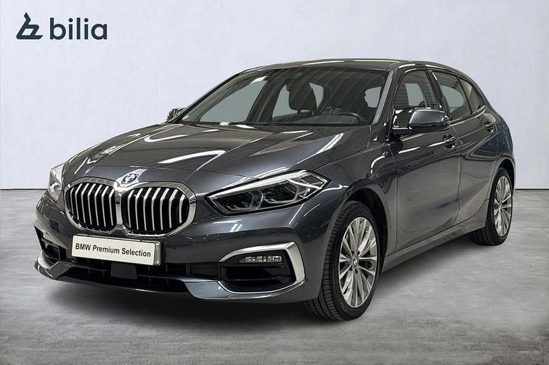 Grå Begagnad 2020 BMW 118 Luxury Line Halvkombi | 208 900 kr (Bra pris) - Bild 1/4