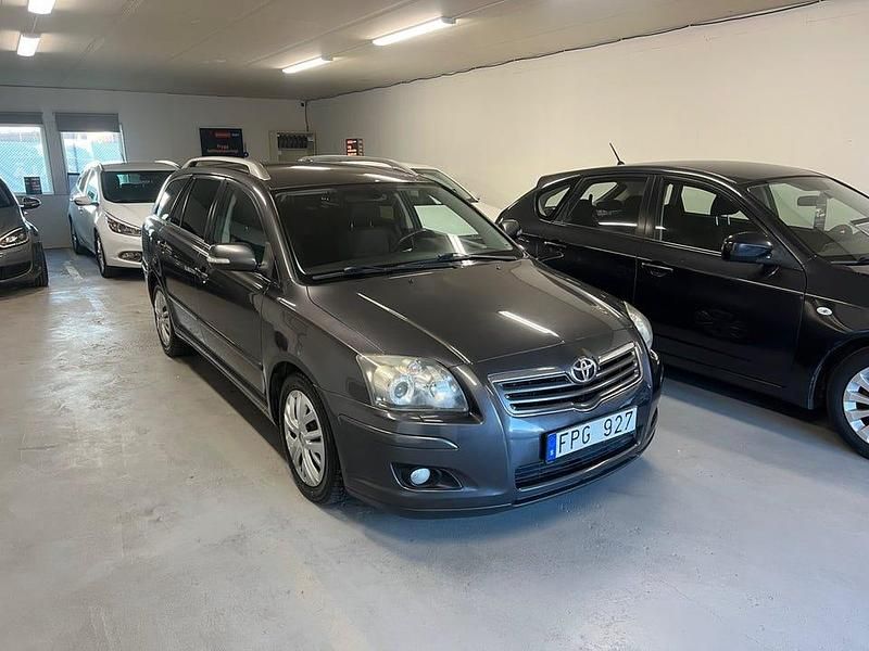 Grå Begagnad 2007 Toyota Avensis Kombi | 29 900 kr (Marknadspris) - Bild 1/4