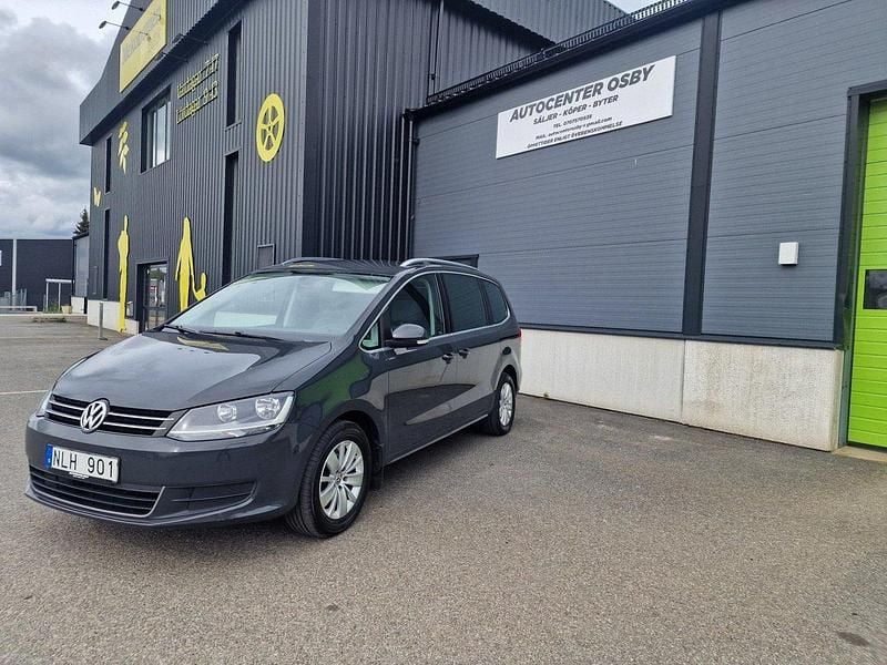 Ljusgrå (grå) Begagnad 2013 VW Sharan Minibuss | 99 900 kr (Bra pris) - Bild 1/4