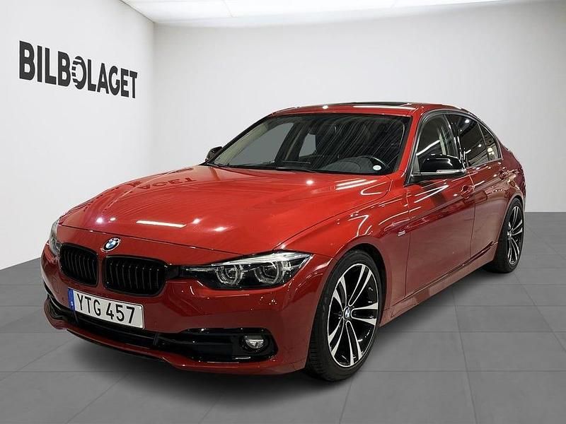 Röd Begagnad 2017 BMW 320 Sport Line Sedan | 209 800 kr (Marknadspris) - Bild 1/4