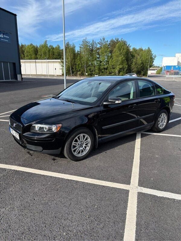 Svart Begagnad 2007 Volvo S40 Kinetic Sedan | 34 000 kr (Marknadspris) - Bild 1/4