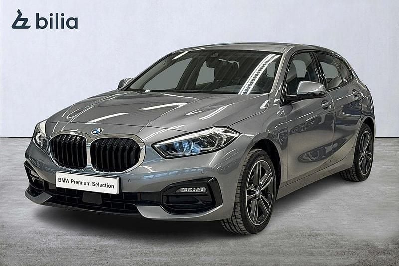 Grå Begagnad 2022 BMW 118 Sport Line Halvkombi | 259 900 kr (Marknadspris) - Bild 1/4