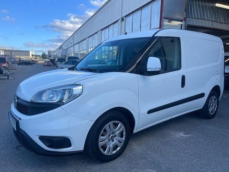 Vit Begagnad 2016 Fiat Doblò Minibuss | 45 000 kr (Lite dyr) - Bild 1/4