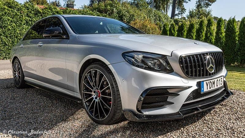 Silver Begagnad 2017 Mercedes E220 AMG Sedan | 310 000 kr (Lite dyr) - Bild 1/4