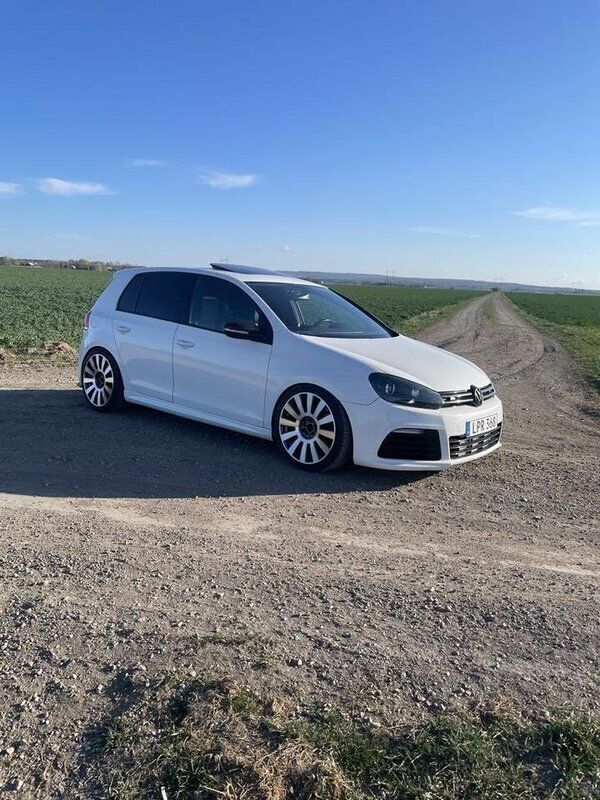 Vit Begagnad 2011 VW Golf VI R Halvkombi | 150 000 kr - Bild 1/4