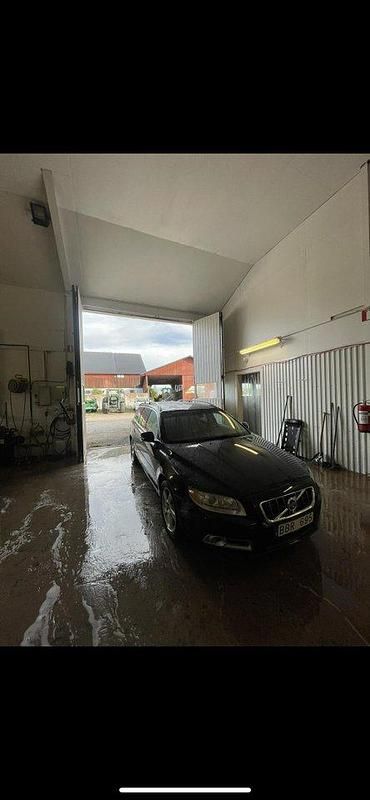 Svart Begagnad 2011 Volvo V70 Summum Kombi | 46 000 kr (Marknadspris) - Bild 1/4