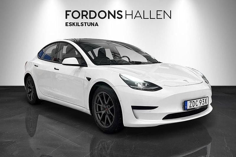 Begagnad Tesla Model 3 Standard Range Plus 239 kW (325 HK) 2021 Vit Sedan