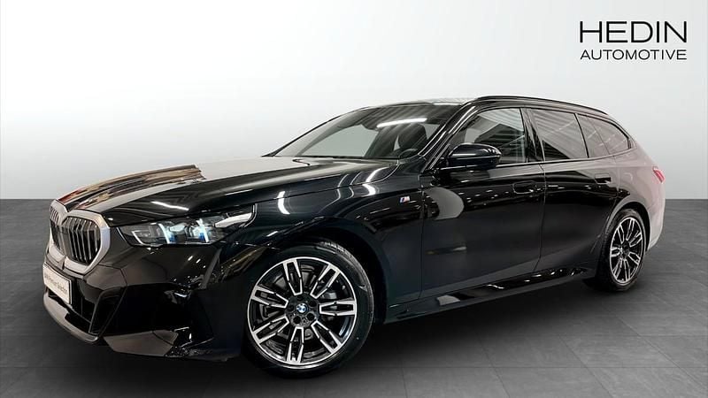 Svart (black) Begagnad 2025 BMW 520 M Sport Kombi | 598 700 kr (Dyr) - Bild 1/4