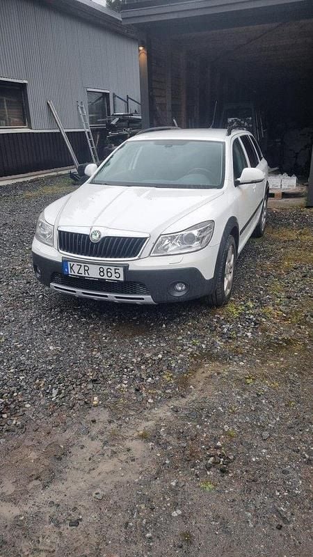 Vit Begagnad 2011 Skoda Octavia Scout Kombi | 55 000 kr (Marknadspris) - Bild 1/2