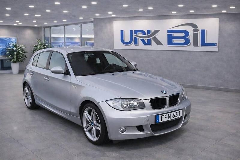 Ljusgrå Begagnad 2007 BMW 120 Advantage Halvkombi | 79 900 kr (Marknadspris) - Bild 1/4