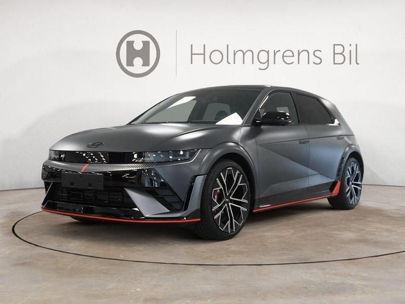 Grå Begagnad 2024 Hyundai Ioniq 6 Sedan | 861 700 kr - Bild 1/4
