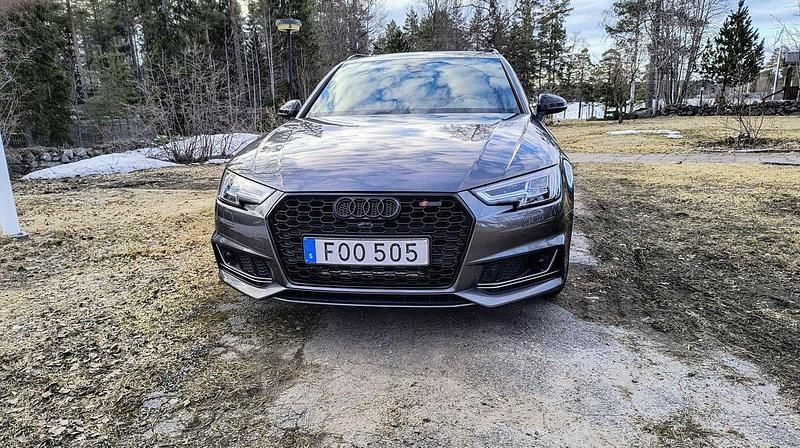 Grå Begagnad 2018 Audi A4 S-Line Kombi | 220 000 kr (Lite dyr) - Bild 1/4