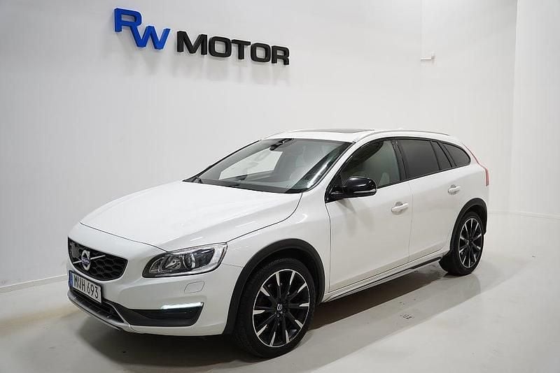 Vit Begagnad 2015 Volvo V60 CC Summum Kombi | 194 800 kr (Marknadspris) - Bild 1/4