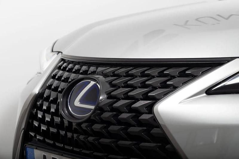 Begagnad Lexus UX 250h 186 HK (136 kW) 2021 Grå SUV