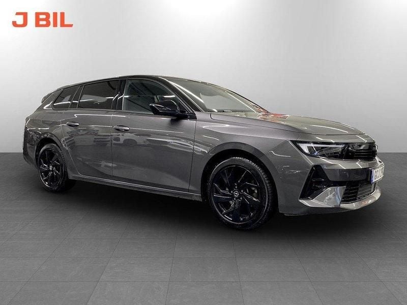 Grå Begagnad 2024 Opel Astra Kombi | 239 900 kr (Marknadspris) - Bild 1/4