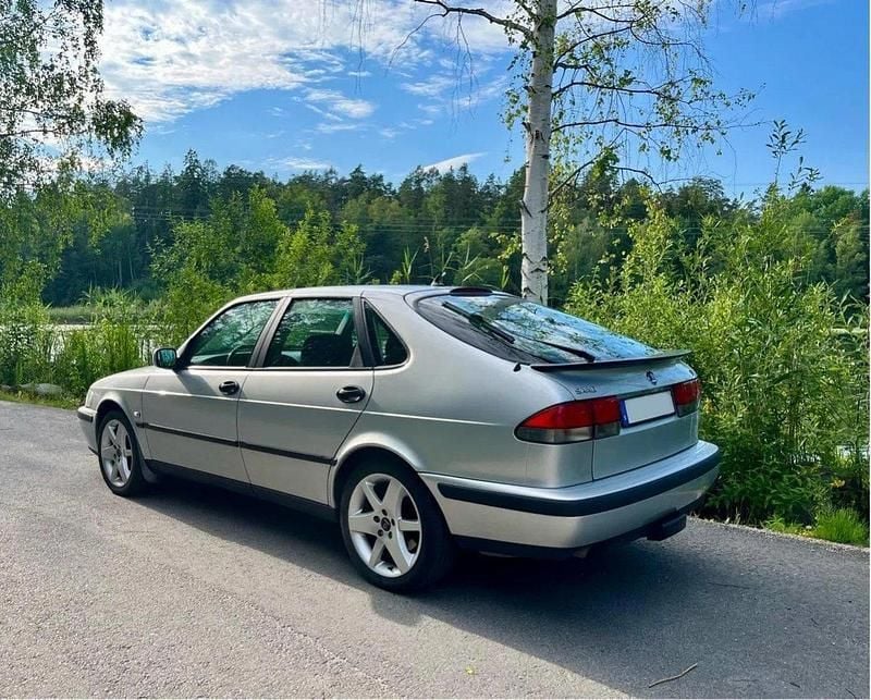 Grå Begagnad 2003 Saab 9-3 Halvkombi | 49 000 kr (Dyr) - Bild 1/4