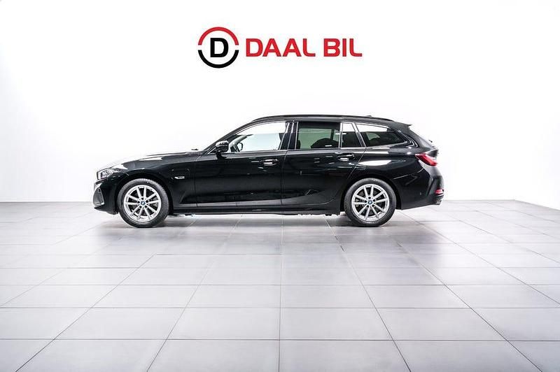 Svart Begagnad 2023 BMW 330 Sport Line Kombi | 369 700 kr - Bild 1/4