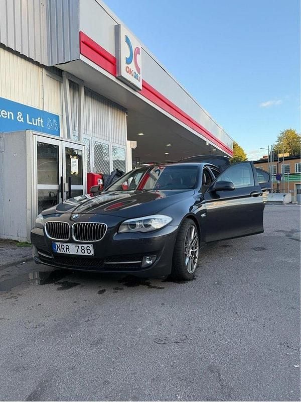 Grå Begagnad 2010 BMW 530 Sport Line Sedan | 134 900 kr (Marknadspris) - Bild 1/4