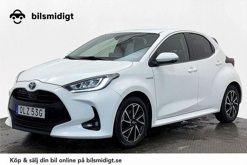 Vit Begagnad 2020 Toyota Yaris Hybrid Active Halvkombi | 169 800 kr (Marknadspris) - Bild 1/3