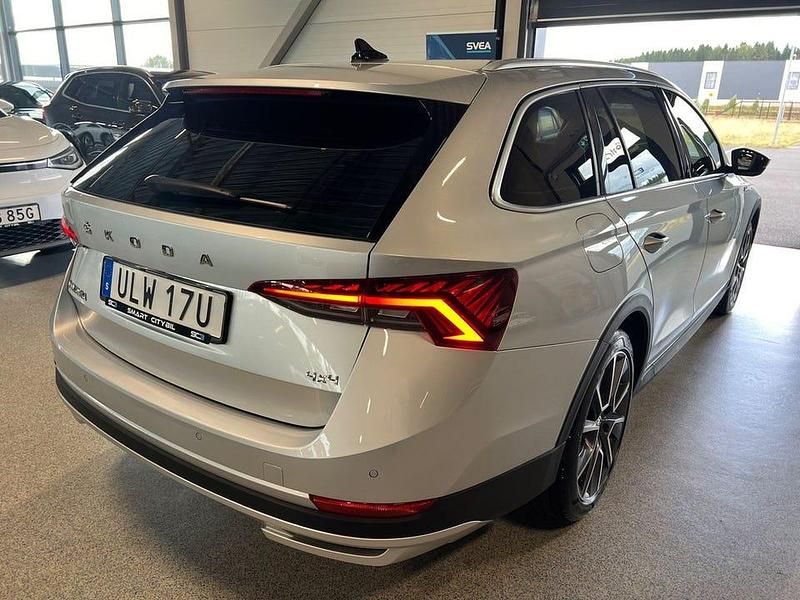 Begagnad Skoda Octavia Scout 150 HK (110 kW) 2021 Silver Kombi