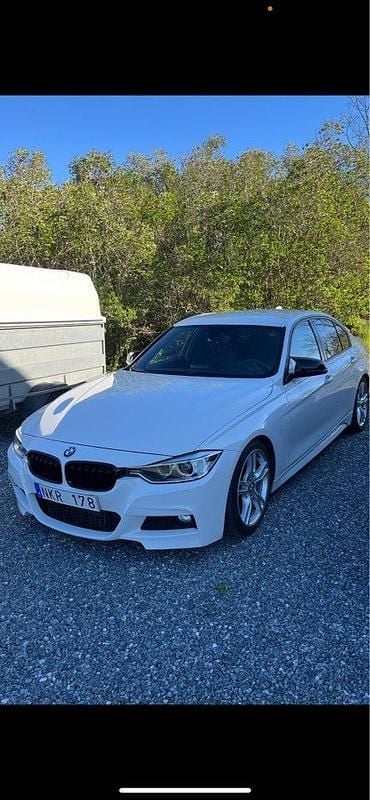 Vit Begagnad 2014 BMW 318 M Sport Sedan | 100 000 kr (Marknadspris) - Bild 1/4