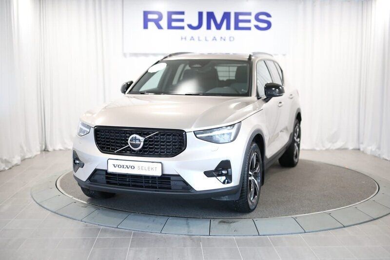 Ljusgrå Begagnad 2023 Volvo XC40 Plus SUV | 399 500 kr (Lite dyr) - Bild 1/4