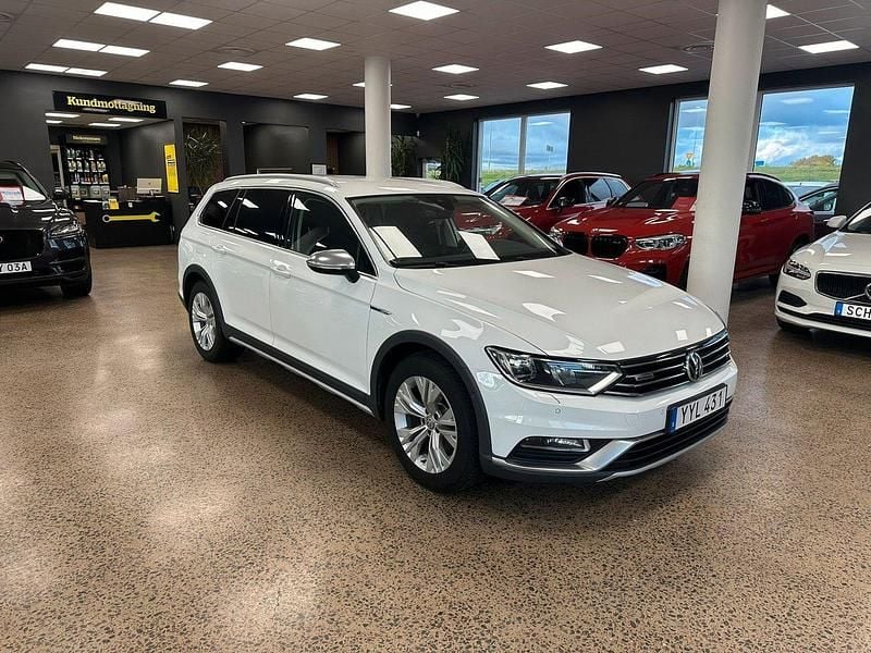 Vit Begagnad 2017 VW Passat Alltrack Kombi | 219 900 kr (Marknadspris) - Bild 1/4