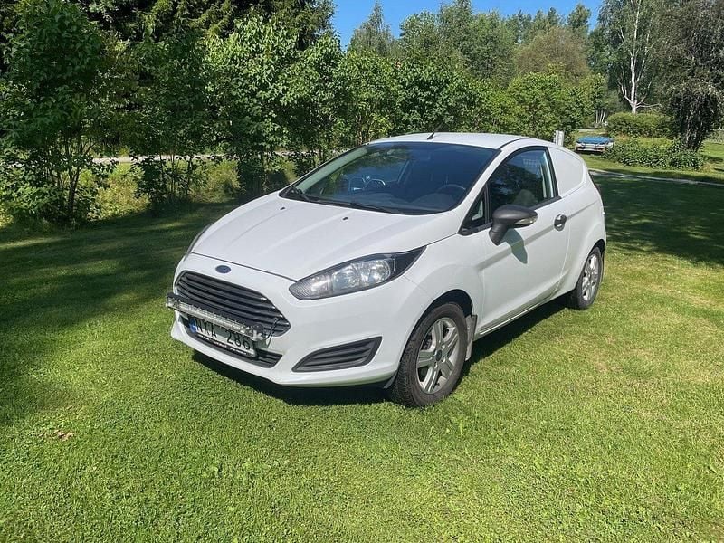 Vit Begagnad 2013 Ford Fiesta Halvkombi | 35 000 kr (Superpris) - Bild 1/4