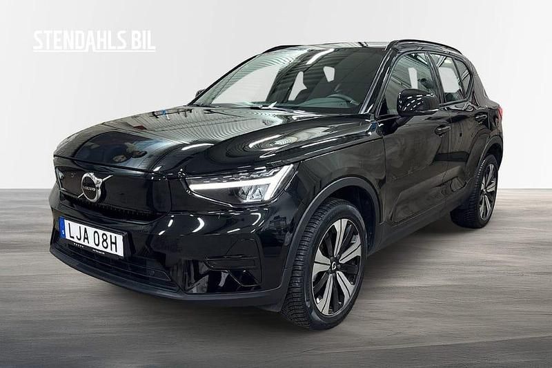Svart Begagnad 2023 Volvo XC40 Core SUV | 319 000 kr (Marknadspris) - Bild 1/4