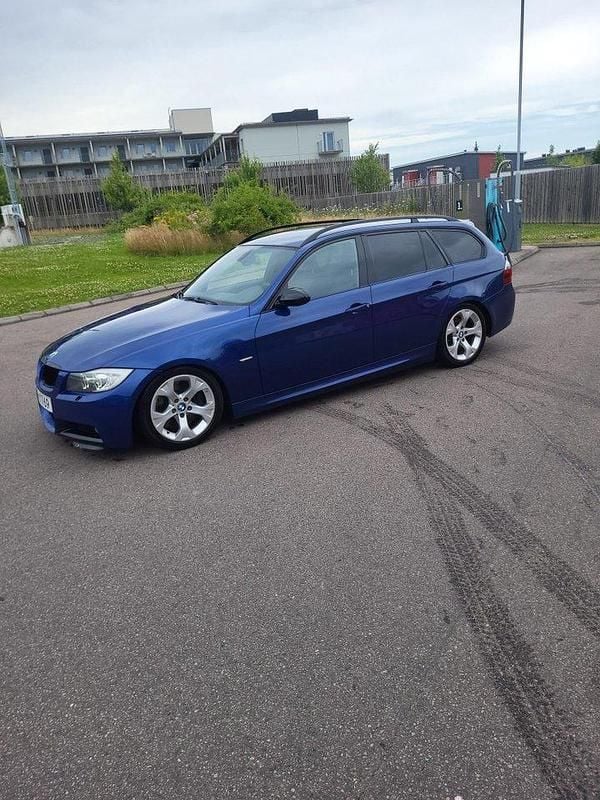 Blå Begagnad 2007 BMW 335 Comfort Edition Kombi | 120 000 kr (Marknadspris) - Bild 1/4