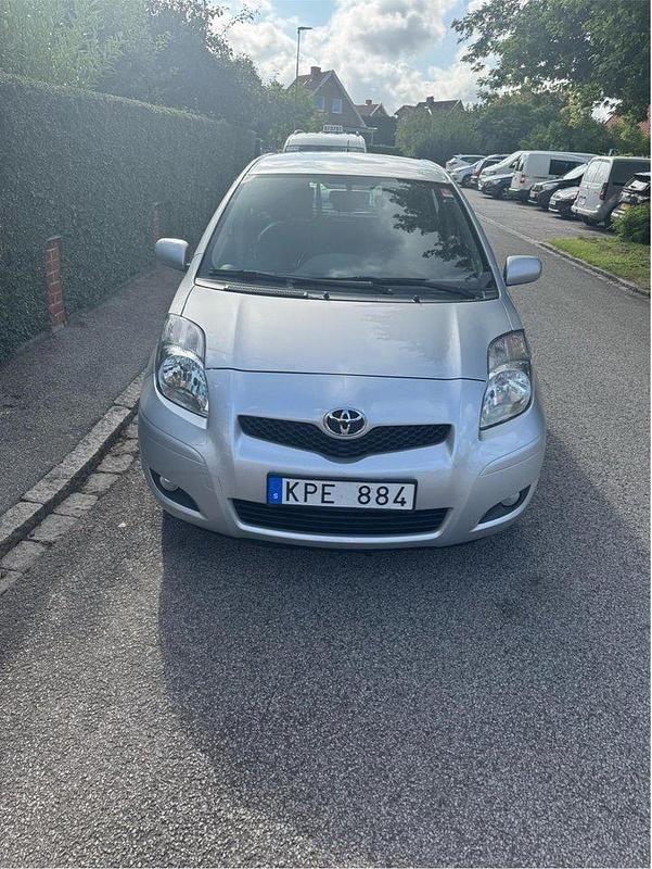 Silver Begagnad 2010 Toyota Yaris Halvkombi | 58 000 kr (Marknadspris) - Bild 1/4