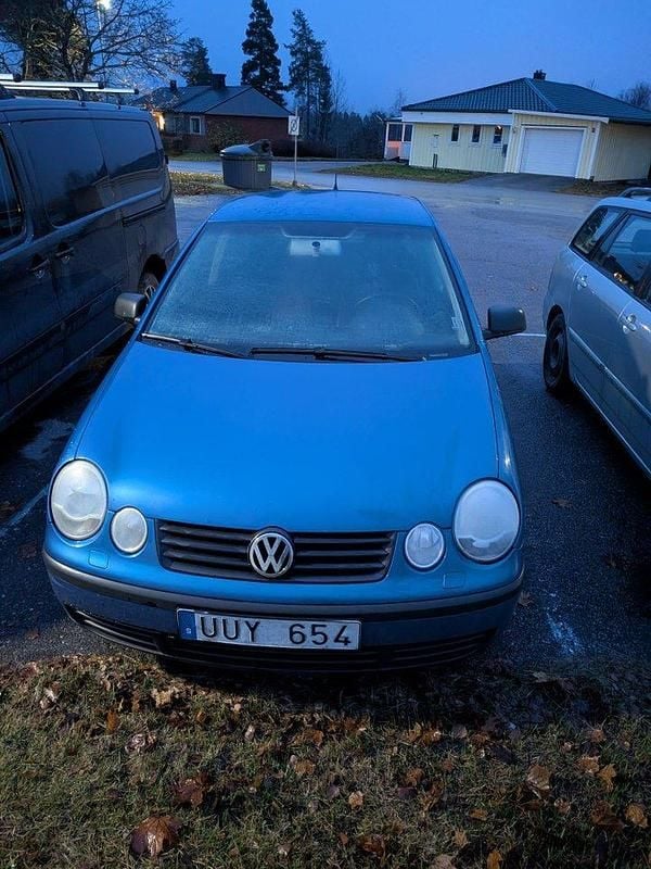 Blå Begagnad 2004 VW Polo Halvkombi | 5 000 kr (Bra pris) - Bild 1/4