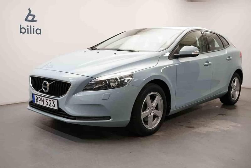 Blå Begagnad 2018 Volvo V40 Halvkombi | 159 900 kr (Marknadspris) - Bild 1/1