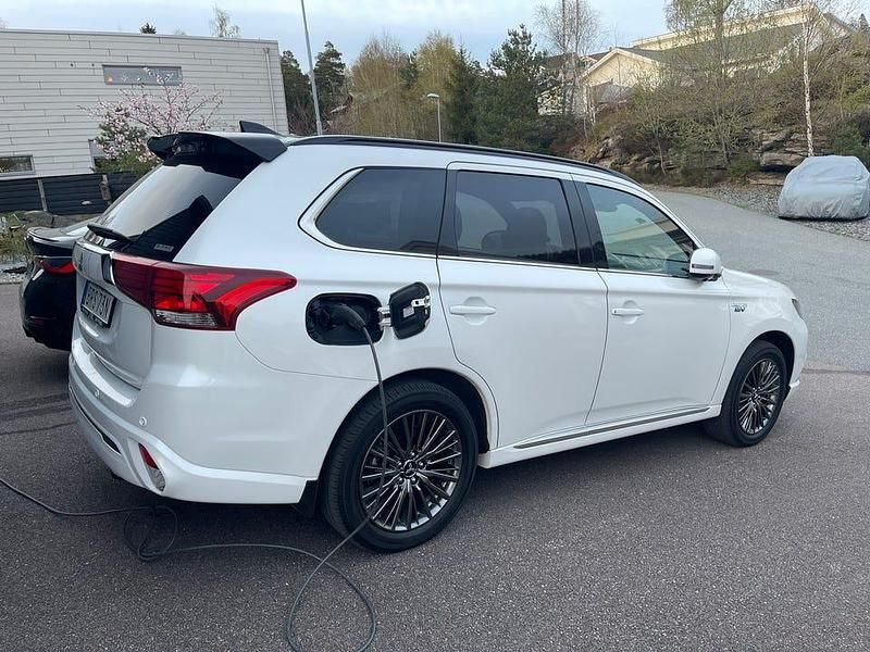 Begagnad Mitsubishi Outlander 224 HK (164 kW) 2020 Pärlemor SUV