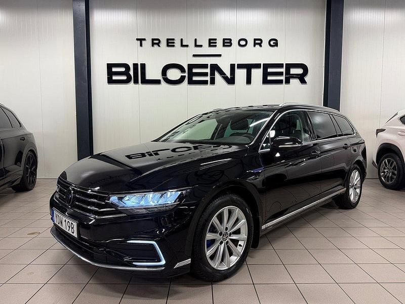 Svart Begagnad 2020 VW Passat GTE Kombi | 249 900 kr (Marknadspris) - Bild 1/4
