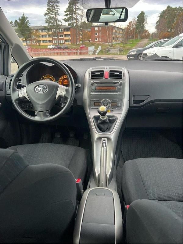 Grön Begagnad 2009 Toyota Auris Halvkombi | 35 000 kr (Marknadspris) - Bild 1/4