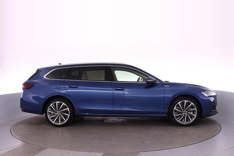 Blå (cobalt blue metallic) Ny 2025 Skoda Superb LAURIN & KLEMENT Kombi | 526 800 kr (Lite dyr) - Bild 1/4