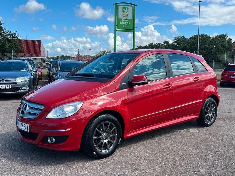 Röd Begagnad 2010 Mercedes B180 Minibuss | 34 900 kr (Marknadspris) - Bild 1/4