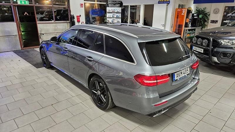 Grå Begagnad 2018 Mercedes E220 Avantgarde Kombi | 299 000 kr (Marknadspris) - Bild 1/4