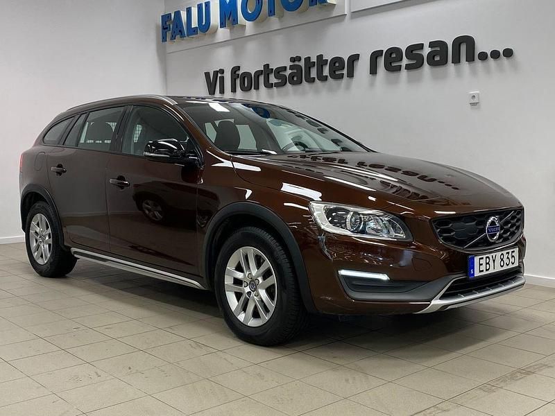 Brun Begagnad 2016 Volvo V60 CC Business Edition Kombi | 179 500 kr (Bra pris) - Bild 1/4