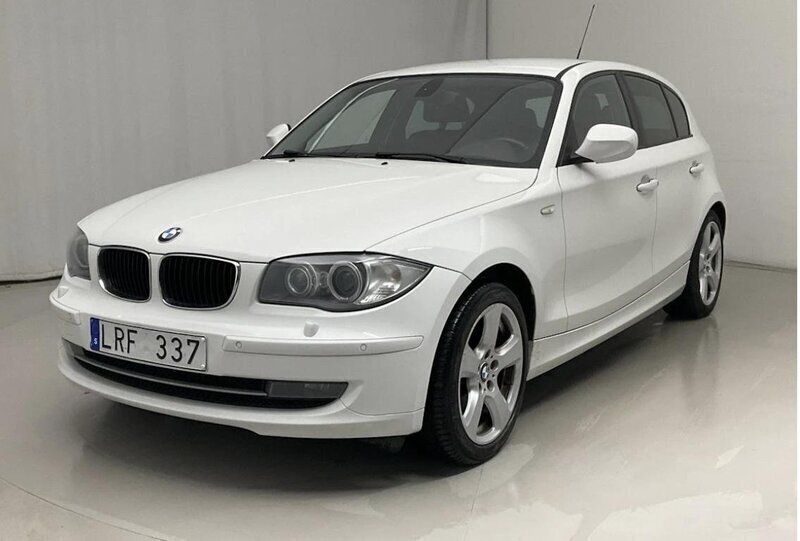 Vit Begagnad 2011 BMW 118 Comfort Edition Halvkombi | 78 900 kr (Bra pris) - Bild 1/4