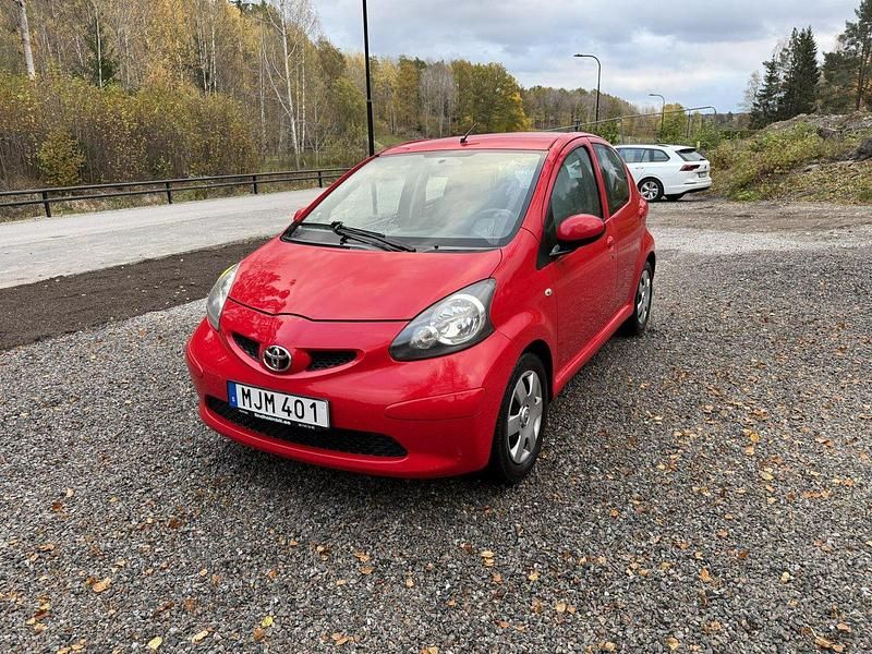 Röd Begagnad 2009 Toyota Aygo Halvkombi | 43 000 kr (Marknadspris) - Bild 1/4