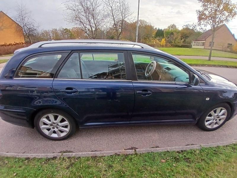 Blå Begagnad 2005 Toyota Avensis Kombi | 20 000 kr (Marknadspris) - Bild 1/4
