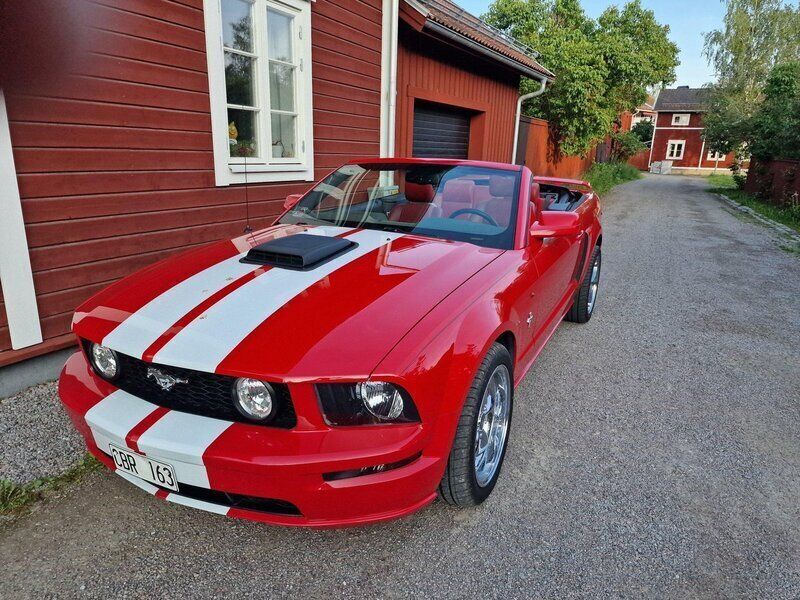 Röd Begagnad 2005 Ford Mustang GT Convertible Cab | 232 000 kr (Marknadspris) - Bild 1/4