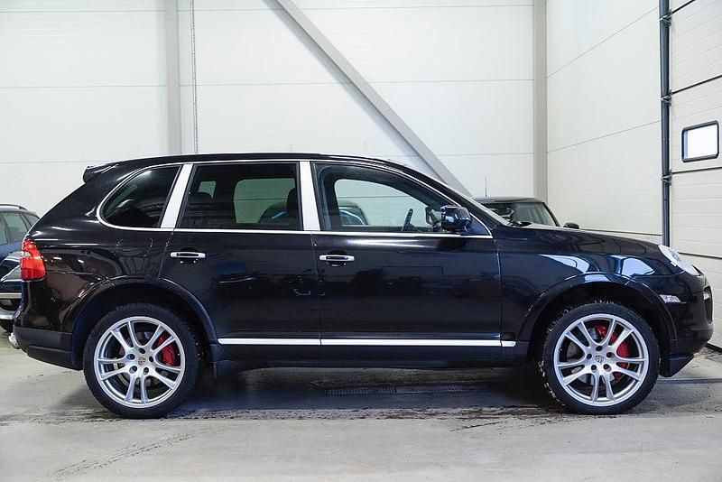 Begagnad Porsche Cayenne Turbo 500 HK (367 kW) 2007 Svart SUV