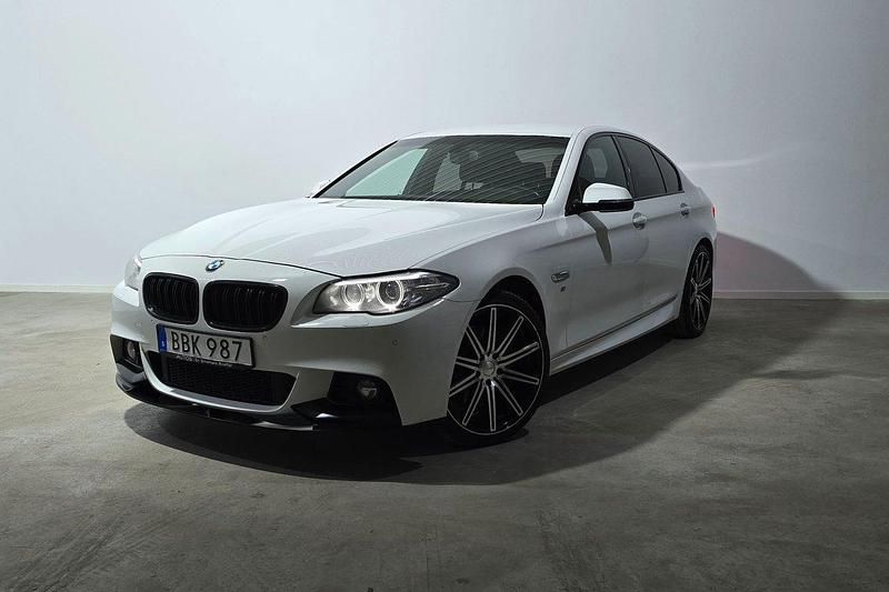 Vit Begagnad 2014 BMW 530 M Sport Sedan | 169 800 kr (Marknadspris) - Bild 1/4