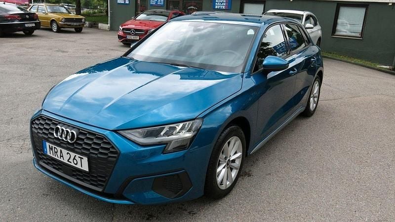 Blå Begagnad 2023 Audi A3 Sportback Proline Halvkombi | 269 900 kr (Marknadspris) - Bild 1/4