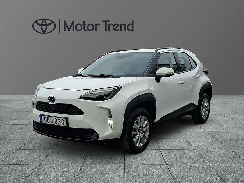 Vit Begagnad 2023 Toyota Yaris Hybrid Active | 239 000 kr (Bra pris) - Bild 1/3
